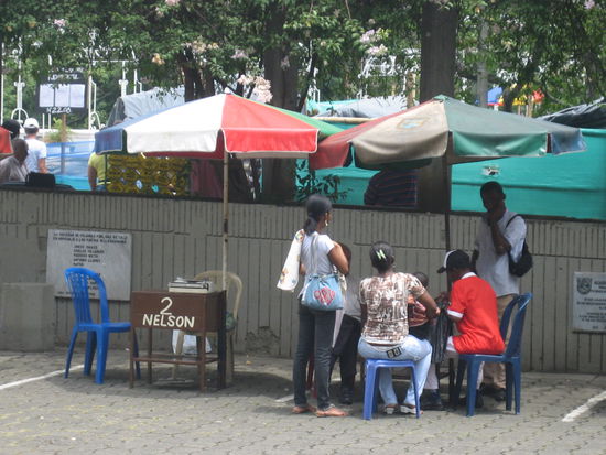 Hier sitzen "Schreibmaschinenschreiber" die einem alles Tippen was man so braucht... ob der wohl auch den Text für den Blog hier getippt hätte?!