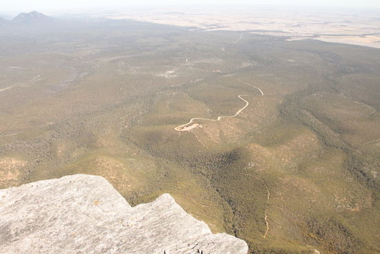 Der Blick vom Gipfel zum Parkplatz