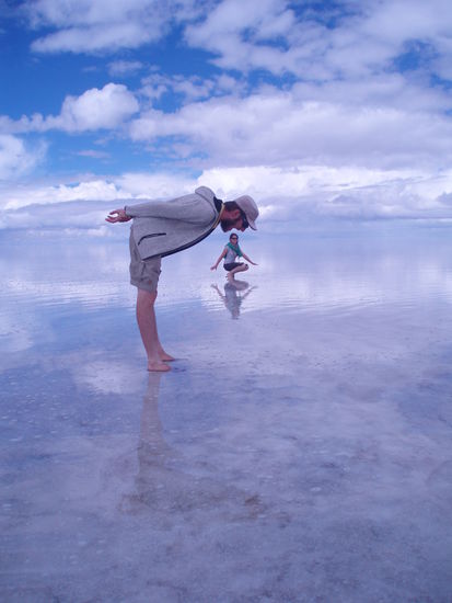 Wo ist unten, wo ist oben? Dank Wasser auf dem Salzsee lassen sich skurile Fotos machen 
