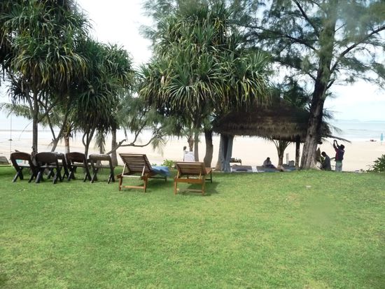 Die Gartenanlage mit dem Massageplatz direkt am Strand
