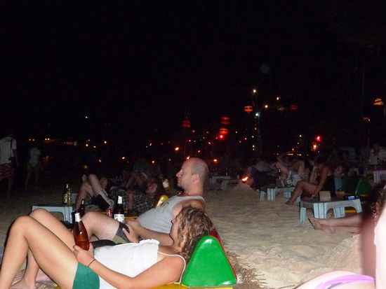 In der Strandbar am Abend, wenige Meter vom Wasser.