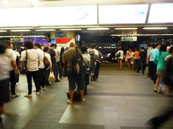 An der Metrostation herrscht Zucht und Ordnung!