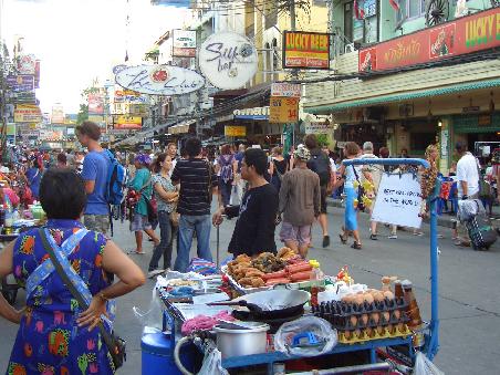 Kho San Road bei Tag (das im Vordergrund ist ueberigens so ein Essenstandl wo man Pad Thai und sonstiges ganz guenstig bekommt und es ist sogar ziemlich lecker!)