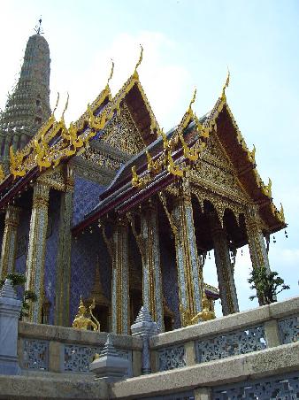 Und darin ist der Emerald Buddha versteckt (den darf man natuerlich nicht fotografieren) - Wat Phra Kaew!
