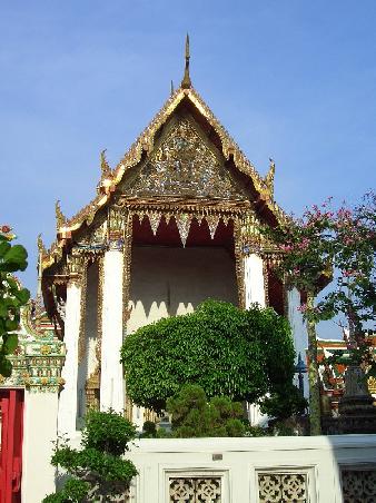 Wat Po - also wieder ein Tempel, wieder alles in Gold und ziemlich prunkvoll und das ist sicher der letzte den ich mir in Thailand anschaue, da doch alle irgendwie gleich sind *g*!