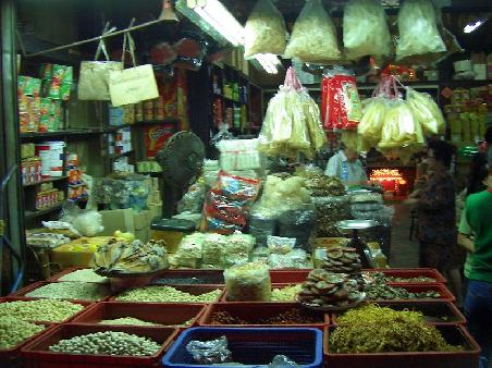Deep Fried in Chinatown - das sind alles solche Sachen wie Hummer Chips und Dinge die ich noch nie gesehen habe und daher auch nicht weiss was es ist und fragen bringt ja auch nix, da sie es einem auch nur in Chinesisch oder Thai erklaeren koennen *g*.