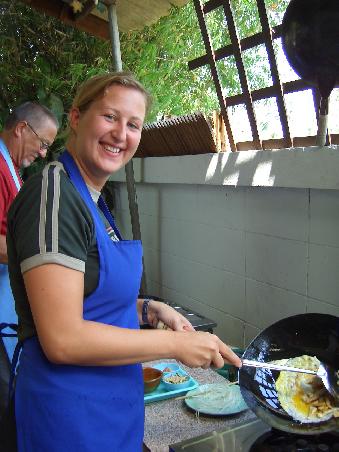 Kochen macht ja soooo viel Spass! Ich beim Mixen meines ersten Pad Thai's