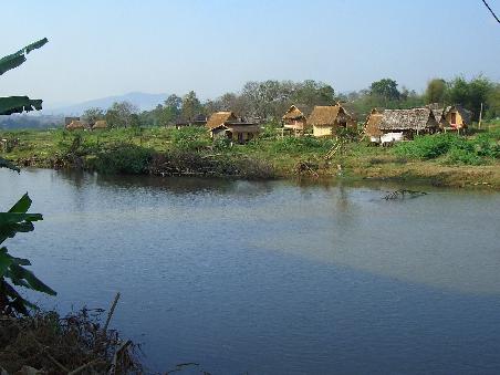 Der Fluss in Pai, mit den kleinen Huetten rundherum - idyllisch, aber nix was man gerne alleine geniesst!