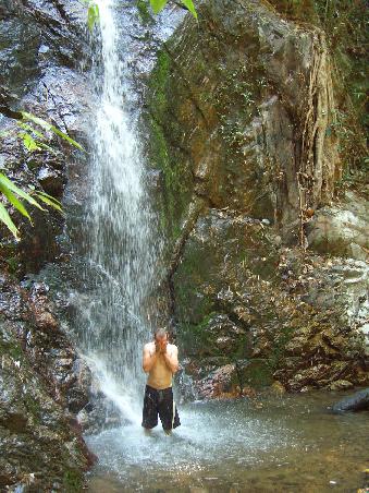 Dave geonnt sich eine Erfrischung in einem Wasserfall!