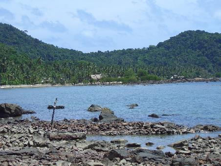 Lonely Beach - Koh Chang; kein Wunder, dass dies hier einsam ist, wer will schon auf diesen Steinen liegen?
