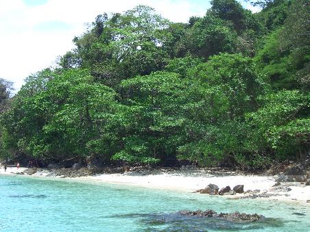 Koh Wai, einer der schoensten Straende Thailands - hat lange gedauert, bis ich das Bild machen konnte, da immer irgendwelche Chinesen mit ihren Schwimmwesten ins Bild tauchten