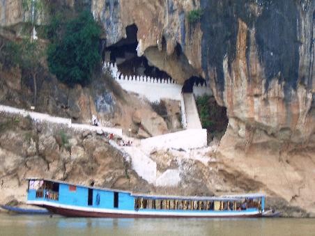 Und das ist Pak Ou, eine Hoehle nahe Luang Prabang mit Buddha Statuen drin.