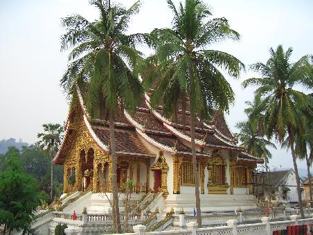 Ok, wieder mal ein Tempel, aber der war echt schoen, mit den Palmen rundherum und so...