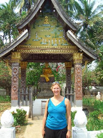 Ich weiss, ich habe in Thailand ueber die aermellosen Touristen in den Tempelanlagen geschimpft, aber hier in Laos ist das viel lockerer und es kuemmert keinen wie man rumlaeuft!