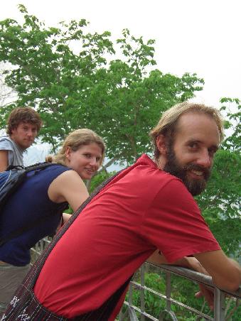 Chris aus den Staaten (im Hintergrund), Marlin und Arnoud aus Holland am Gipfel des Phu Si