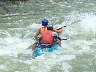 Ok und leider gibt es kein Foto danach, denn da wuerde man sehen, dass der Whirlpool in den wir gerade eintauchen uns aus dem Kajak spuelt und wir ueberbord gehen - aber ich kann ja schwimmen *ggg*
