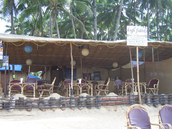 10 Tische, 40 Stuehle, alles very basic und hej, das ist ein altes Bild, meine Barhocker waren da noch gar nicht geliefert!