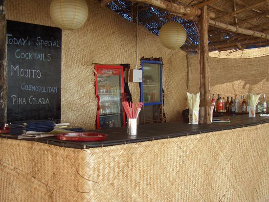 Und Bambusmatten wo man hinschaut - ist superbillig und leicht zu handhaben und nachdem mit 15. Mai sowieso wieder alles abgerissen wird, reicht dies vollkommen. Obwohl wir versuchen schon die noch intakten Matten fuer naechste Saison zu behalten. Sie werden einfach im Meer (Salz konserviert!) gewaschen und dann regensicher fuer ein paar Monate gelagert.