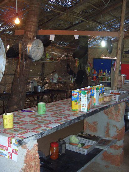 Die SUPER SAUBERE Kueche. Und ohne zu uebertreiben, das Essen war echt lecker. Meine Jungs konnten wirklich zaubern in der Kueche. Ob Thai, Indisch, Seafood oder was auch immer (sogar Cordon Bleu und Wiener Schnitzel hatten wir auf der Karte und geschmeckt hat es jedem!)