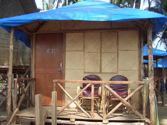 So sahen die Huetten aus - das blaue Plastik war leider notwendig, da es im Oktober noch ein paar kleine Monsoonschauer gab.