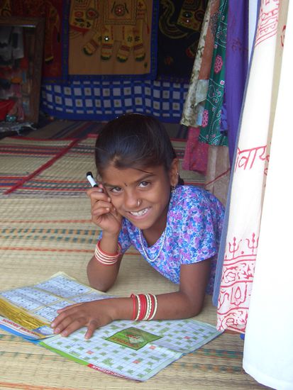 Und das ist die kleine Sonia - eine beinharte Verkaeuferin, ganze 9 Jahre alt, ein Mundwerk - unglaublich, da wird nicht viel verhandelt. Sie hatte den Shop neben meiner Bar und meist hiess es nur: Sandra, you look shop, I come back , 20mins - hmmm, klar ich verkaufe auch noch gerne Sarongs und Schmuck *g*!