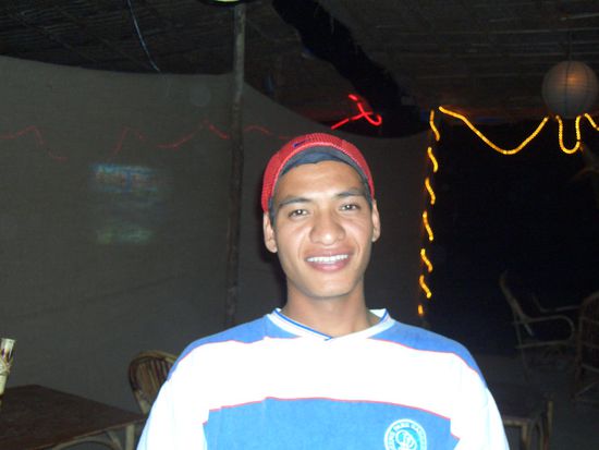 Und das ist mein Retter in der Not, mein Held - ja, ich weiss, hier sollte ein Foto von Mohan sein, aber dessen Bar war 5 Gehminuten entfernt und Vishals Cafe Ibiza war gleich nebenan und als mein und Mohans bester Freund haben wir einfach supergenial zusammengearbeitet. Dies hat leider den anderen Bars rund um uns nicht so gefallen und die waren etwas sauer, da Vishal und ich uns gegenseitig die Gaeste zugeschoben haben, sobald was in seiner Kueche oder meiner ausging wir uns einfach beim anderen bedienten, ein Abkommen hatten, dass ich die Musik bestimme die gespielt wird (hihi) und ja, weil wir eigentlich den ganzen Tag zusammen herumhingen, wenn nicht so viel los war und a Gaudi hatten! 
Leider ist das Bild nicht wirklich gut, ich denke er ist hier betrunken oder vielleicht ich beim Foto machen *g*. Auf alle Faelle Maedls, der Junge ist 24 Jahre und hat wirklich was drauf und ist noch zu haben und er wird mich wahrscheinlich killen, wenn er erfaehrt ich versuche ihn an die Frau zu kriegen *g*!