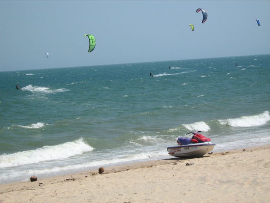 Hier ist Action angesagt, mit Kite Surfen und Beachparty