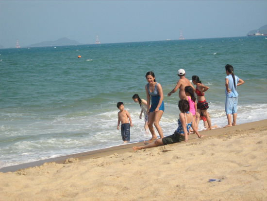 Die Vietnamesen gehen etwas leichter bekleidet schwimmen als die Thais oder Inder