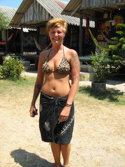 Der Grund warum ich mir Thailand 'antue'. Frida, my crazy swedish girl, die auf ca. alles allergisch ist und ich in Goa zu ihrer persoenlichen Kuechinchefin wurde, damit sie wenigstens einmal auf Reisen anstaendig essen kann - ja, ich mochte es meine Maedls &amp; Jungs zu verwoehnen auch wenn es zu Extrawuensche wie indischer Tee (chai - ist mit Masala gewuerzt) zubereitet anstatt mit Kuhmilch mit Kokonussmilch und Honig in einer extra Schuessel auf der Seite und anstatt einer Tasse bitte das Ganze in einem grossen 0,5 Glas - kein Problem *g*!