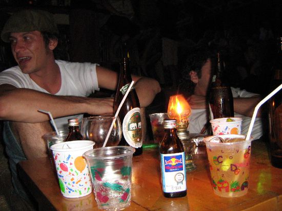 Hier sehen wir das thailaendische Originalprodukt Red Bull und merkwuerdig schmeckende Cocktails in Kindergeburtstagsplastikbecher, aber he die waren gratis, wer wird sich also beschweren!