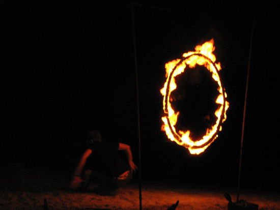 Die Arme gehoeren zu Jakob der gerade einen Salto durch den Feuerreifen gemacht hat!