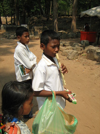 Und natürlich versuchen wieder jede Menge kleiner Kinder Postkarten, Flöten und sonstiges Krims Krams zu verkaufen. Only one dooollllaaaahhhh Miss!