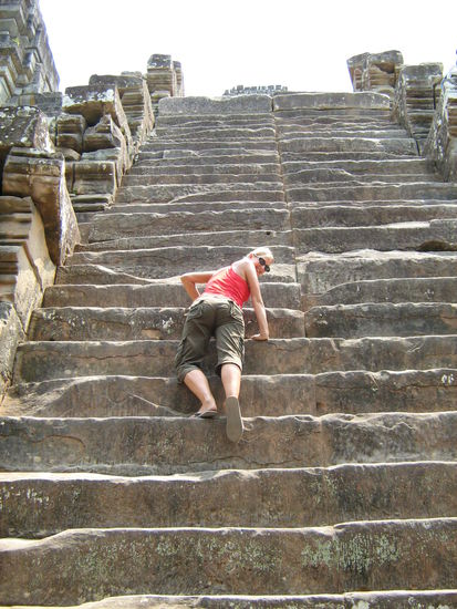 Kein Scherz und am Anfang ein bisschen furchteinflössend - das sind die offiziellen Treppen in Angkor Wat - natürlich auf eigene Gefahr - runtergehen ist noch lustiger 