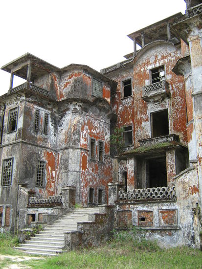 Sehr gruselig - wir wollten schon Blair Witch Project hier drehen - das ehemalige Bokor Palace Hotel & Casino