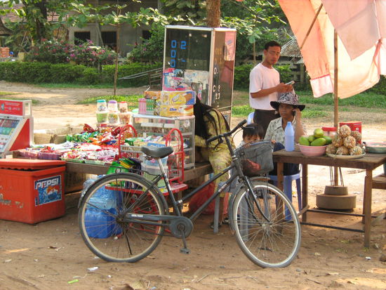 Eine Tankstelle mit Rund um Service - kann man die versteckte Frau hinter dem Fahrrad erkennen - bitte genau hinsehen, sie trägt einen Pyjama - in Asien gilt dies aber als normale Freizeitbekleidung