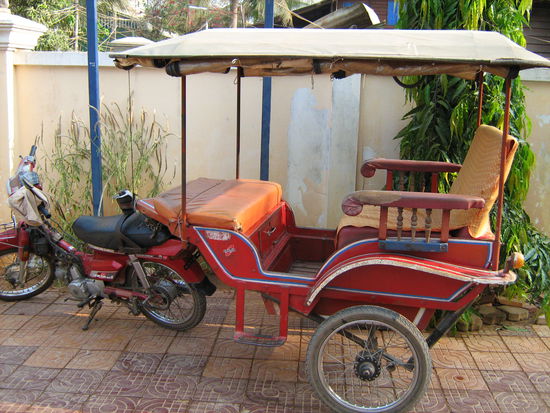 So bewegt man sich in Siem Reap fort, oder man sitzt einfach bei einem Moped hintendrauf - vertrauen muss man diesen Halbstarken halt, aber dann kann es los gehen