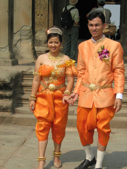 Ein Hochzeitspaar - diese Hosen sind schon cool, oder?