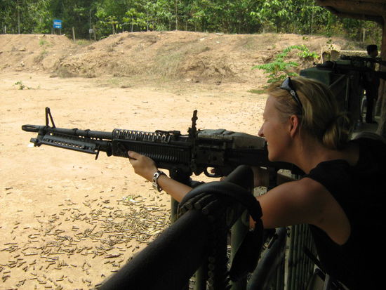 Keine Sorge, ist nur gestellt. Waffen sind doch nicht so meine Sache, aber wie man an den leeren Patronenhülsen am Boden erkennen kann, haben sich viele gefunden, die (für viel Geld) einwenig durch die Gegen ballern wollen