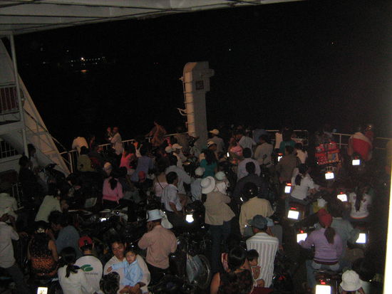 Auf der Fähre, vom Festland zu einem der vielen kleinen Inseln im Mekong Delta. Ein ganz schönes Gedränge!
