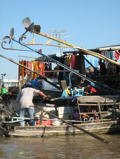 Und viele Menschen leben auf dem Wasser.
