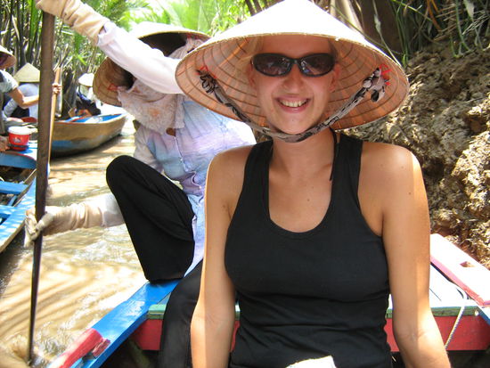 Tja, habe ich schon erwähnt, dass es sehr heiß war im Mekong Delta und somit trägt man diese typisch vietnamesische Kopfbedeckung nur zu gerne.