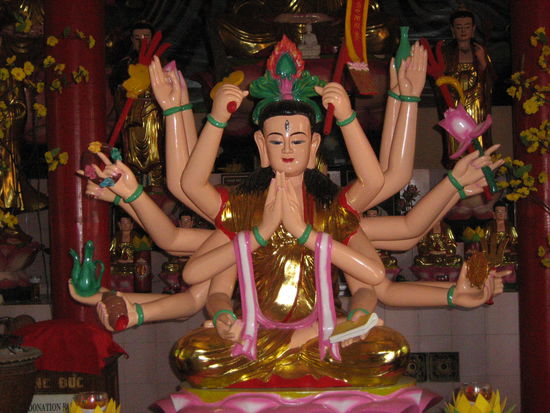 Sogar noch kitschiger als in Thailand oder Indien. Alles aus Plastik!