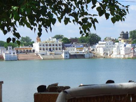 Das sind die heiligen Plaetze am See in Pushkar. Ich habe es vom Platz aus des Cafe's gemacht, denn naeher ran und fotografieren darf man nicht! Hier habe ich also meinen Geburtstag verbracht - idyllisch, oder?