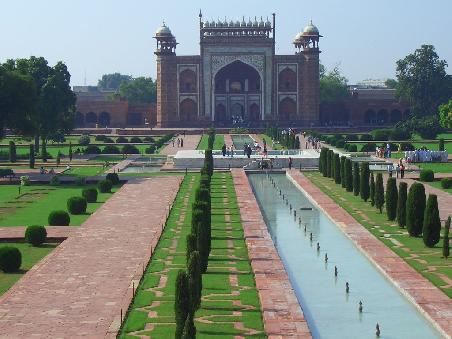 Und das ist der Garten rund um den Taj Mahal - das muss wahre Liebe gewesen sein *g*