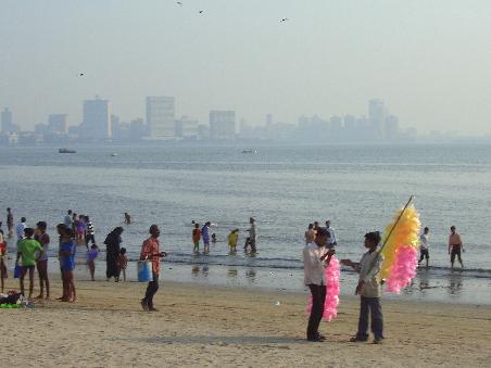 Chowpatty Beach, kaum Touristen, hauptsaechlich Inder die ihre Freizeit hier verbringen