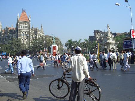 Streets of Mumbai - ok, vielleicht kommt es fuer euch nich so rueber, aber dies hier ist SEHR sauber und ruhig im Vergleich zu den anderen indischen Staedten - es gibt hier so gar Zebrastreifen!
