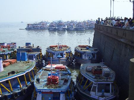 Der Hafen mit den zahlreichen Booten, die einem nach Elephanta schleppen wollen (ist ne kleine Insel mit einer Hoehle, habs aber nicht geschafft dort hin zu kommen)