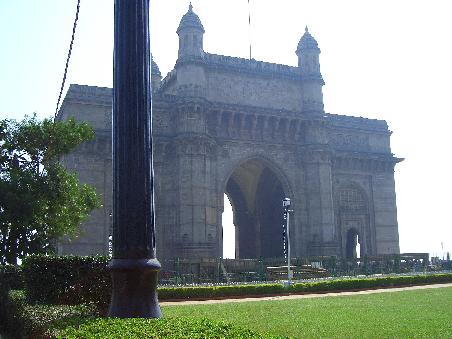 Indian Gate - konnte wegen der zahlreichen Absperrungen auf Grund eines muslimischen Feiertages kein besseres Bild schiessen aber wie gesagt, dies ist das Wahrzeichen von Mumbai!