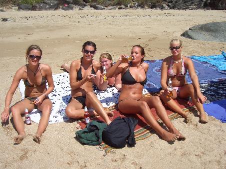 5 schwedische Schoenheiten - die Maedls sind einfach Klasse (oder was sagen die Jungs dazu?!) und wir feiern bis zum Umfallen am Butterfly Beach.
