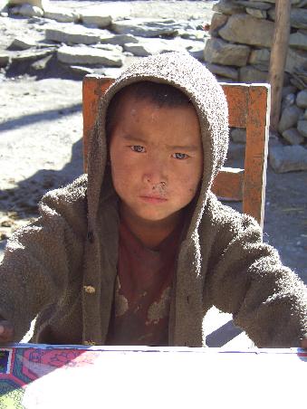 Zu beachten ist die Rotznase und bevor ich das Bild gemacht habe, hat er immer gelaechelt und danach auch, aber so sind sie nun mal die Nepalesen - schon als Kinder!